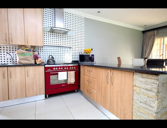 5 BEDROOM TOWNHOUSE FOR SALE IN THATCHFIELD